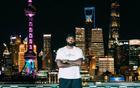 詹姆斯上海打卡東方明珠，秀鞋技打高爾夫。